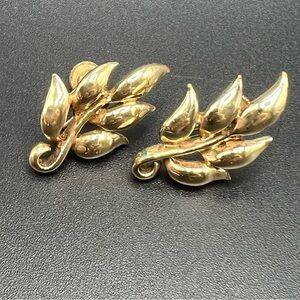 Signed Coro Vintage Gold Tone Leaf Screw Back Earrings
